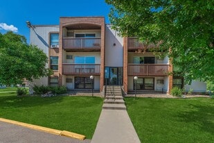 Holiday Acres Apartments in West St. Paul, MN - Building Photo