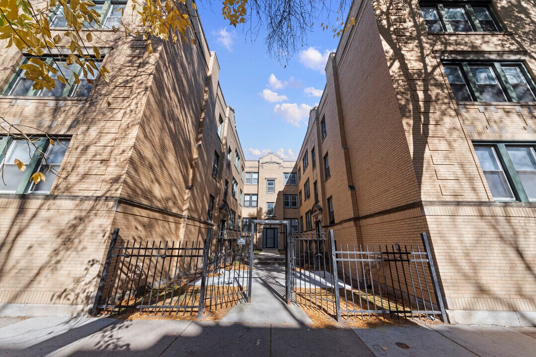 1908 W Winnemac Ave in Chicago, IL - Building Photo