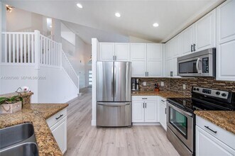 1381 NW 144th Ave in Pembroke Pines, FL - Foto de edificio - Building Photo
