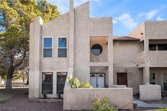 3929 S Torrey Pines Dr in Las Vegas, NV - Building Photo - Building Photo