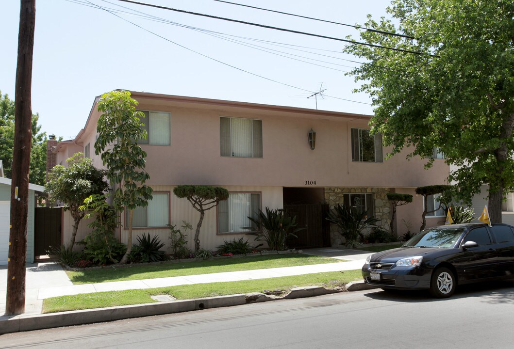 Royal Crest Apartments in Long Beach, CA - Building Photo