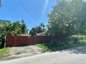 2341 SW 34th Ave in Miami, FL - Building Photo - Building Photo