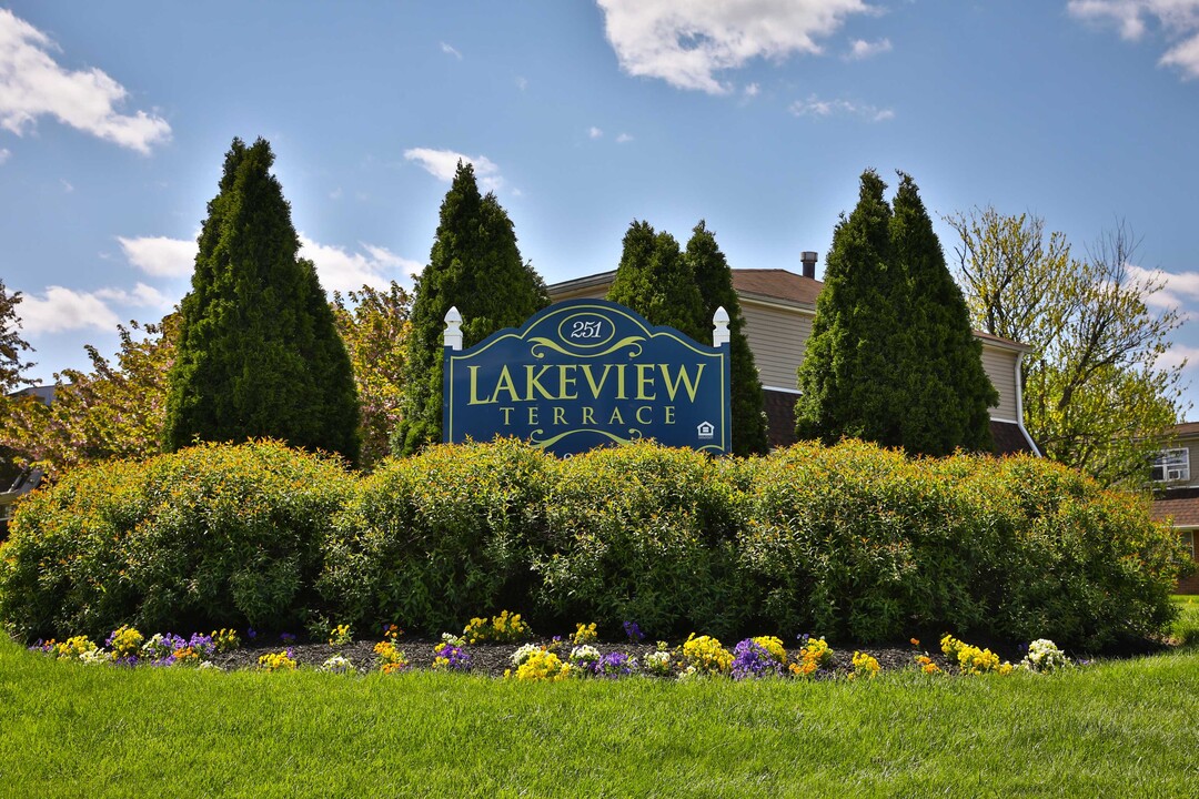 Lakeview Terrace in Fairless Hills, PA - Foto de edificio