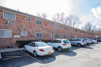 Heckscher Park Gardens in Huntington, NY - Building Photo - Building Photo