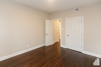 2229 N Sawyer Ave, Unit 1 in Chicago, IL - Building Photo - Building Photo