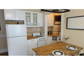 65 Burbank St, Unit 12 in Boston, MA - Foto de edificio - Building Photo