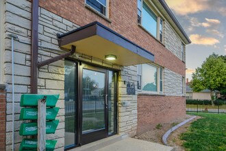 7816 W Lisbon Ave in Milwaukee, WI - Foto de edificio - Building Photo