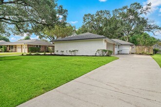 5123 Willowbend Blvd in Houston, TX - Foto de edificio - Building Photo