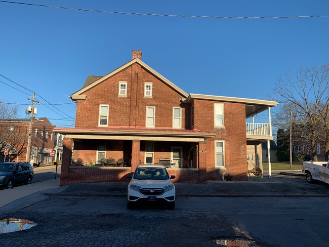 24 E Park St in Elizabethtown, PA - Building Photo - Building Photo