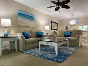 5767 Deauville Cir in Naples, FL - Foto de edificio - Building Photo