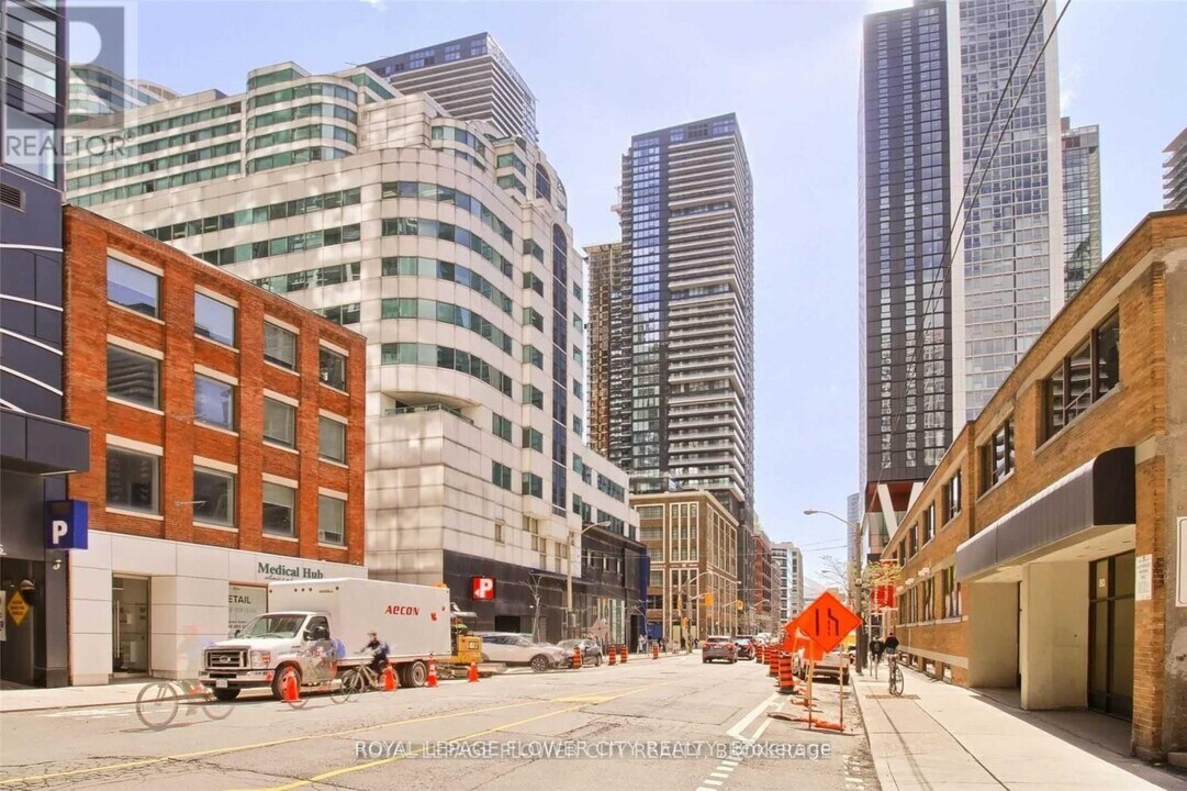 115-3115 Blue Jays Way in Toronto, ON - Building Photo