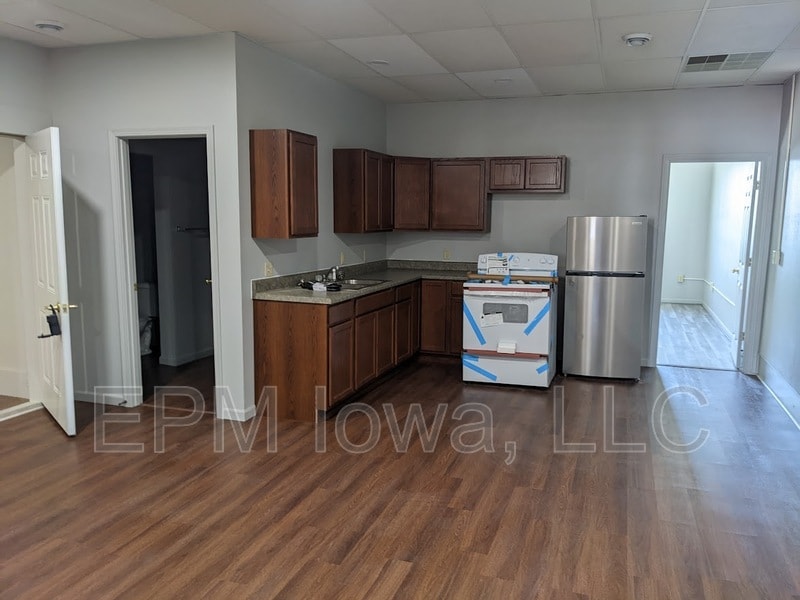 107 1st St E in Independence, IA - Foto de edificio