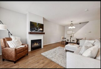 1236 Crystal Pl E in Chaska, MN - Building Photo - Building Photo