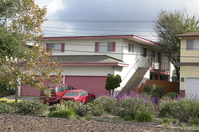 9878 Bancroft Ave in Oakland, CA - Foto de edificio - Building Photo