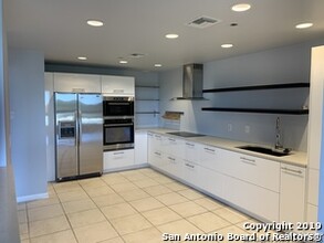 7887 Broadway in San Antonio, TX - Building Photo - Building Photo