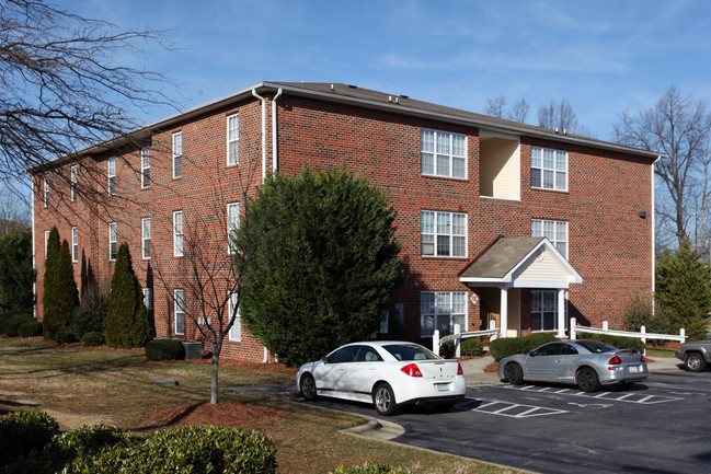 Collegiate Commons in Greensboro, NC - Building Photo - Building Photo