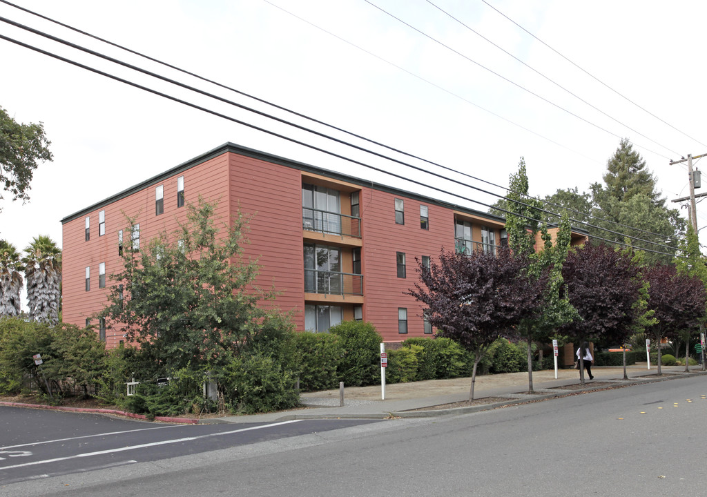 Elliott Avenue Apartments. in Santa Rosa, CA - Building Photo