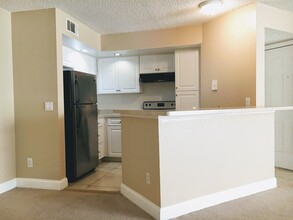 5737 Gatlin Ave in Orlando, FL - Foto de edificio - Building Photo