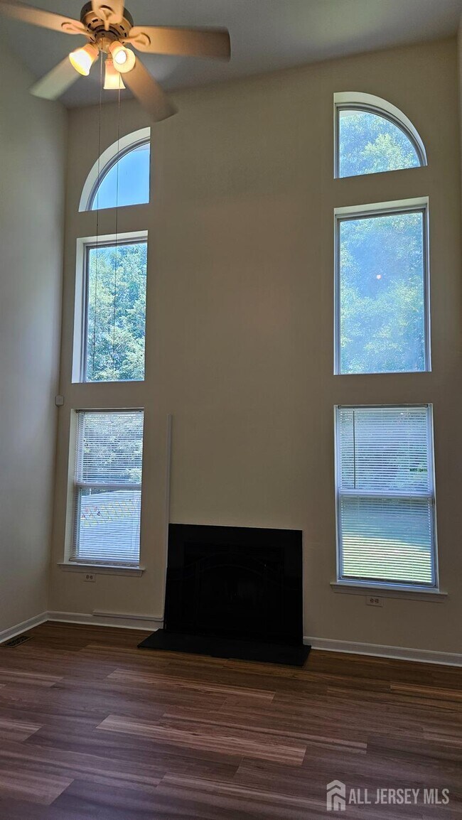 405 Cobblestone Ct in Monmouth Junction, NJ - Foto de edificio - Building Photo