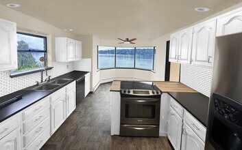 3938 NE 157th Pl in Lake Forest Park, WA - Building Photo - Building Photo