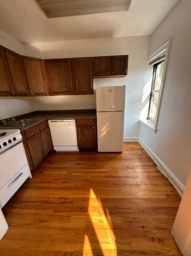 556 W Wellington Ave, Unit 314 in Chicago, IL - Building Photo - Building Photo