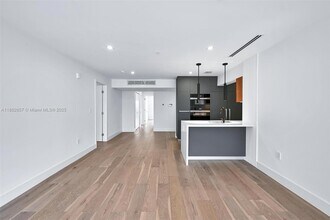 204 Sunrise Dr in Key Biscayne, FL - Building Photo - Building Photo