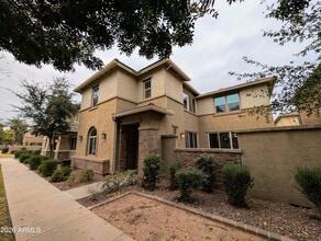 923 S Osborn Ln in Gilbert, AZ - Foto de edificio - Building Photo