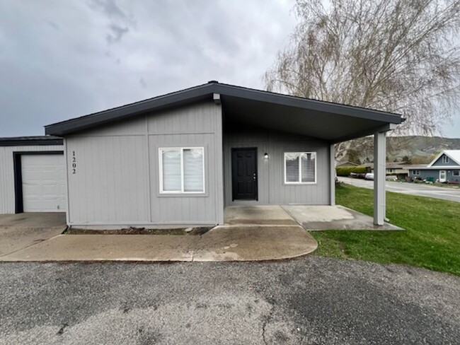 1202-1204 3rd St SE in East Wenatchee, WA - Foto de edificio - Building Photo