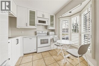 1275 Maple Crossing Blvd in Burlington, ON - Building Photo - Building Photo