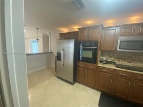 1750 NE 40th Pl in Oakland Park, FL - Building Photo - Building Photo