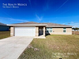 53 Maple Dr in Ocklawaha, FL - Building Photo