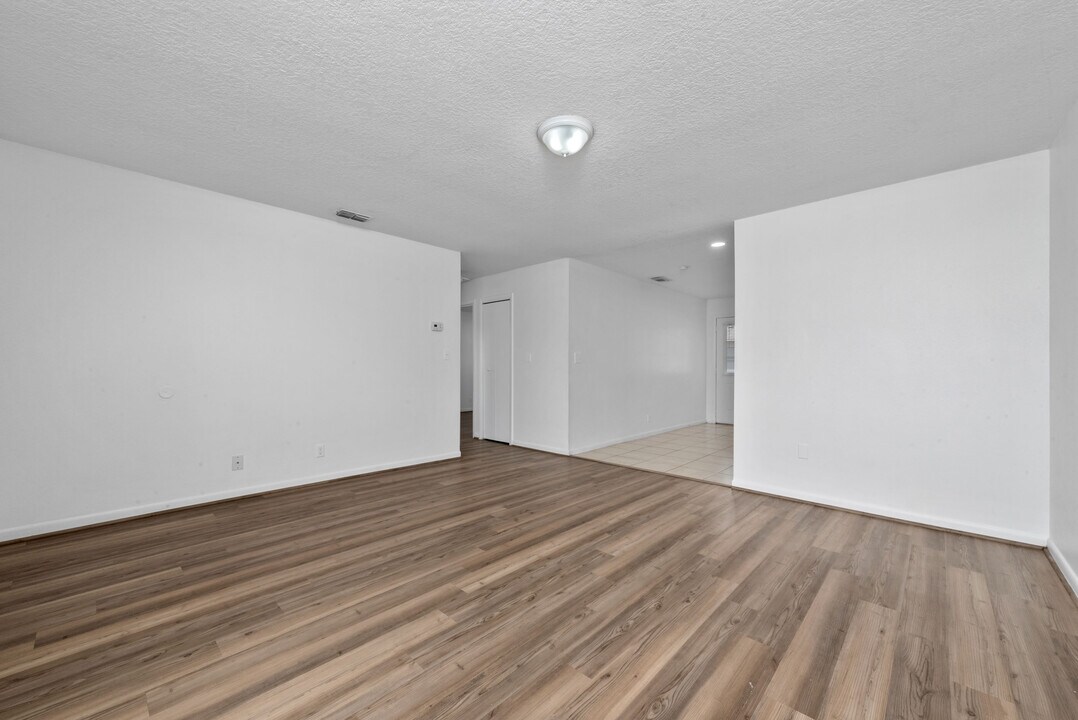 911 W Orange St in Kissimmee, FL - Building Photo