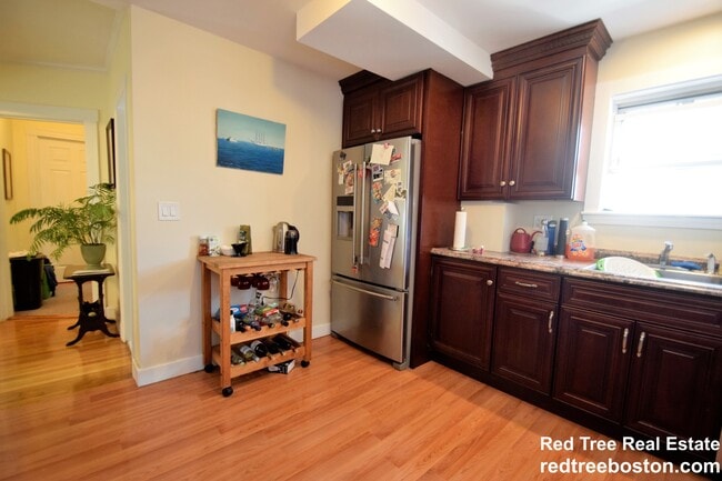 25 Oak Square Ave, Unit 1 in Boston, MA - Foto de edificio - Building Photo