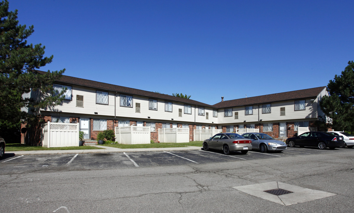 Creekside Village Townhomes in Flat Rock, MI - Foto de edificio