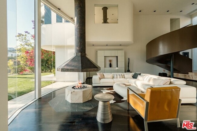 2029 Mt Olympus Dr in Los Angeles, CA - Building Photo - Building Photo
