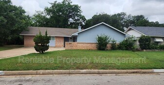 704 Royce Dr in Euless, TX - Building Photo