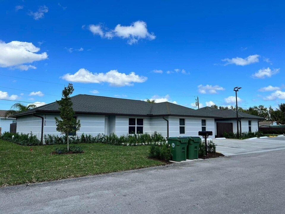 2725 Prairie Ln in West Palm Beach, FL - Building Photo