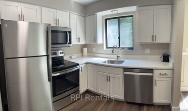 94 Locust Ridge Dr in Pittsburgh, PA - Building Photo - Building Photo