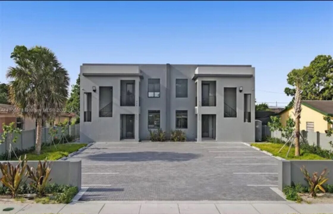 432 E 16th St in Hialeah, FL - Foto de edificio