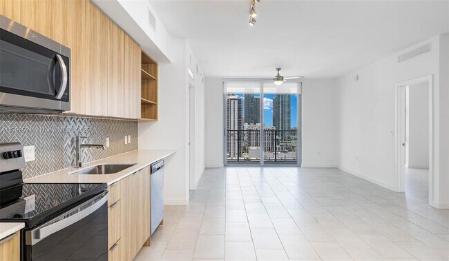 2150 N Bayshore Dr, Unit 2605 in Miami, FL - Building Photo - Building Photo