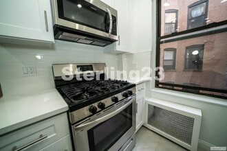 28-08 23rd Ave in Queens, NY - Foto de edificio - Building Photo