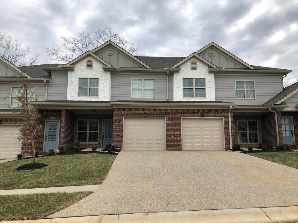 317 Beckley Ridge Ln in Louisville, KY - Building Photo