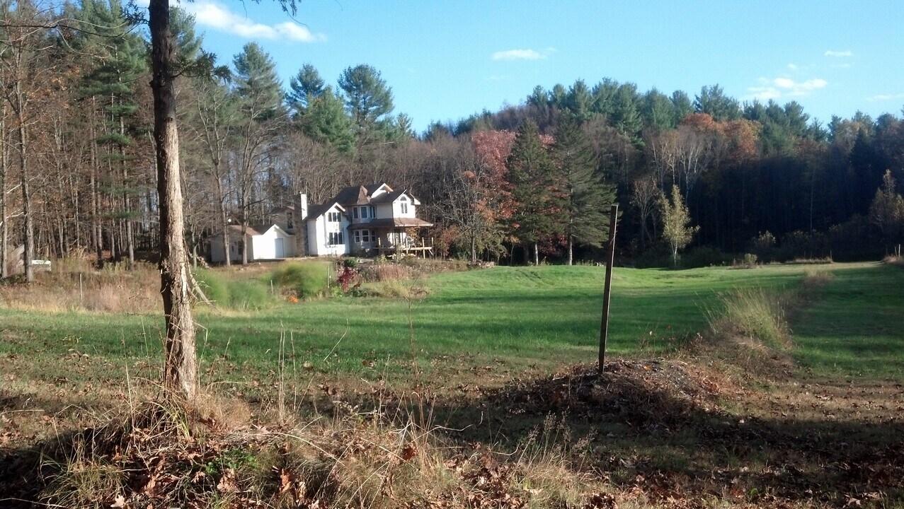 215 Amherst St in Granby, MA - Foto de edificio