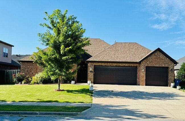 property at 2503 SW Tupelo Ave