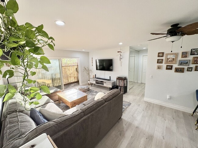 2362 Hosp Way, Unit 136 in Carlsbad, CA - Foto de edificio - Building Photo