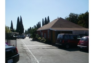 Liberty Travel Park in Anaheim, CA - Foto de edificio - Building Photo