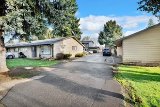 740 SE Cedar St in Hillsboro, OR - Foto de edificio - Building Photo