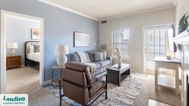 1215 W Slaughter Ln in Austin, TX - Foto de edificio - Building Photo