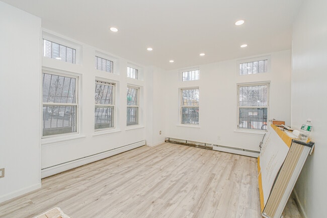 384 Lafayette Ave in Brooklyn, NY - Foto de edificio - Building Photo