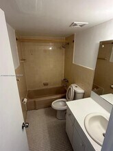 2005 Sans Souci Blvd in North Miami, FL - Foto de edificio - Building Photo